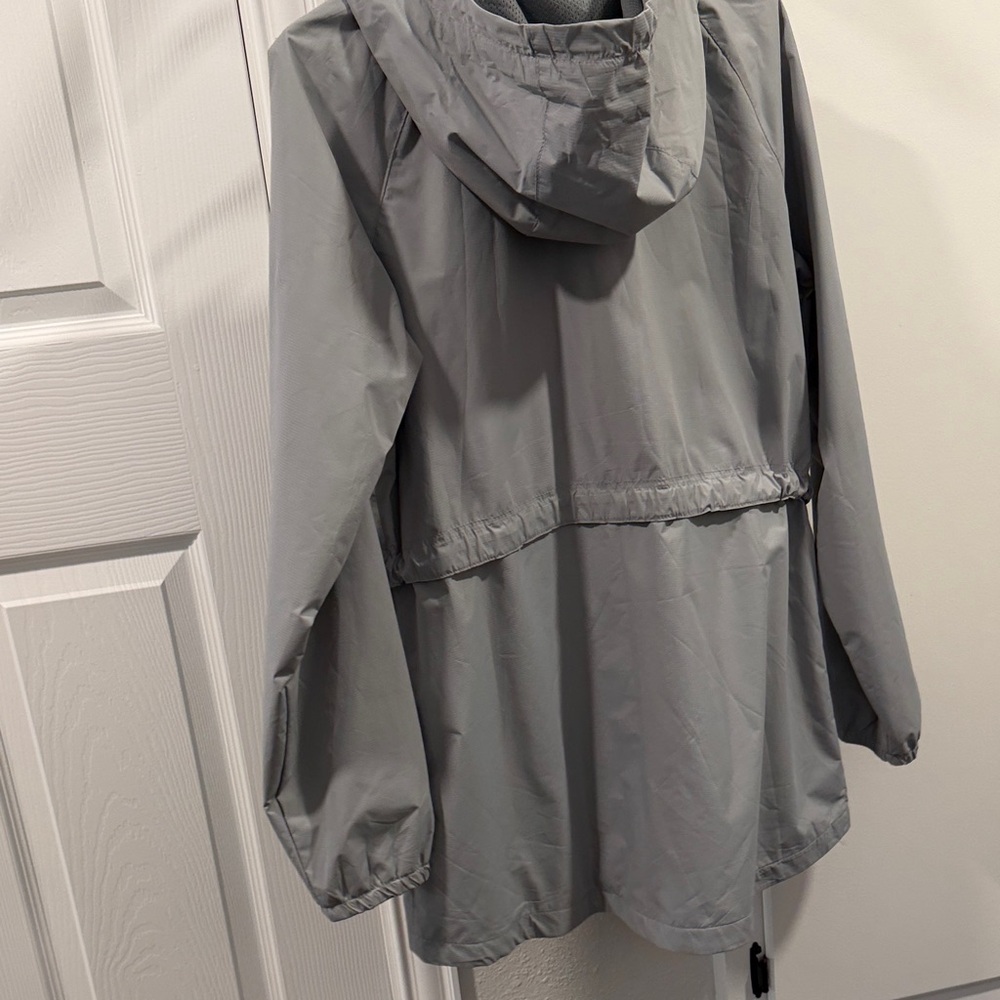 New Balance NWT  Light Gray all weather Jacket. Water & Wind Resistance - Picture 6 of 8